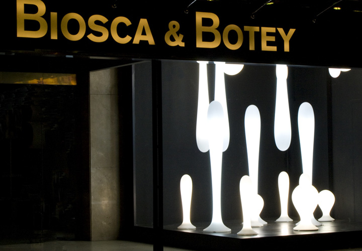Biosca & Botey / Lighting store window display. 2010